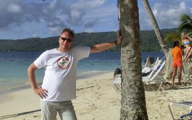 Reiseblogger Jörg Baldin am Strand in der Dominikanischen Republik