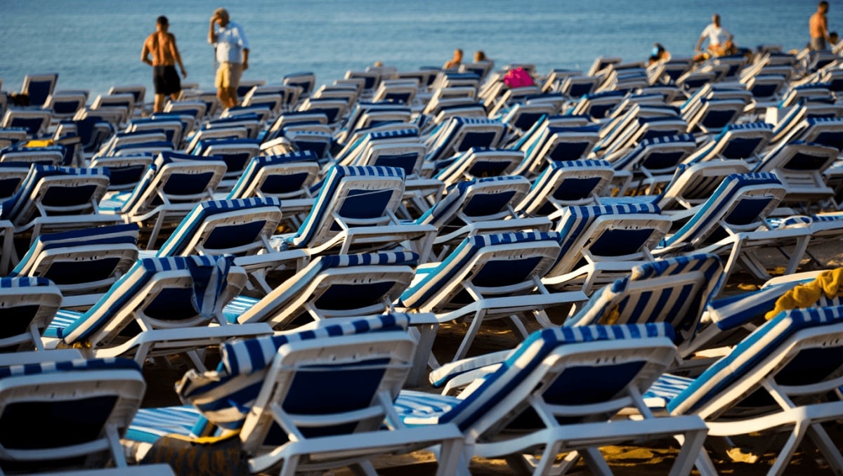 350 italienische Strandliegen wurden geklaut – ein Jahr später werden sie in Albanien genutzt 
