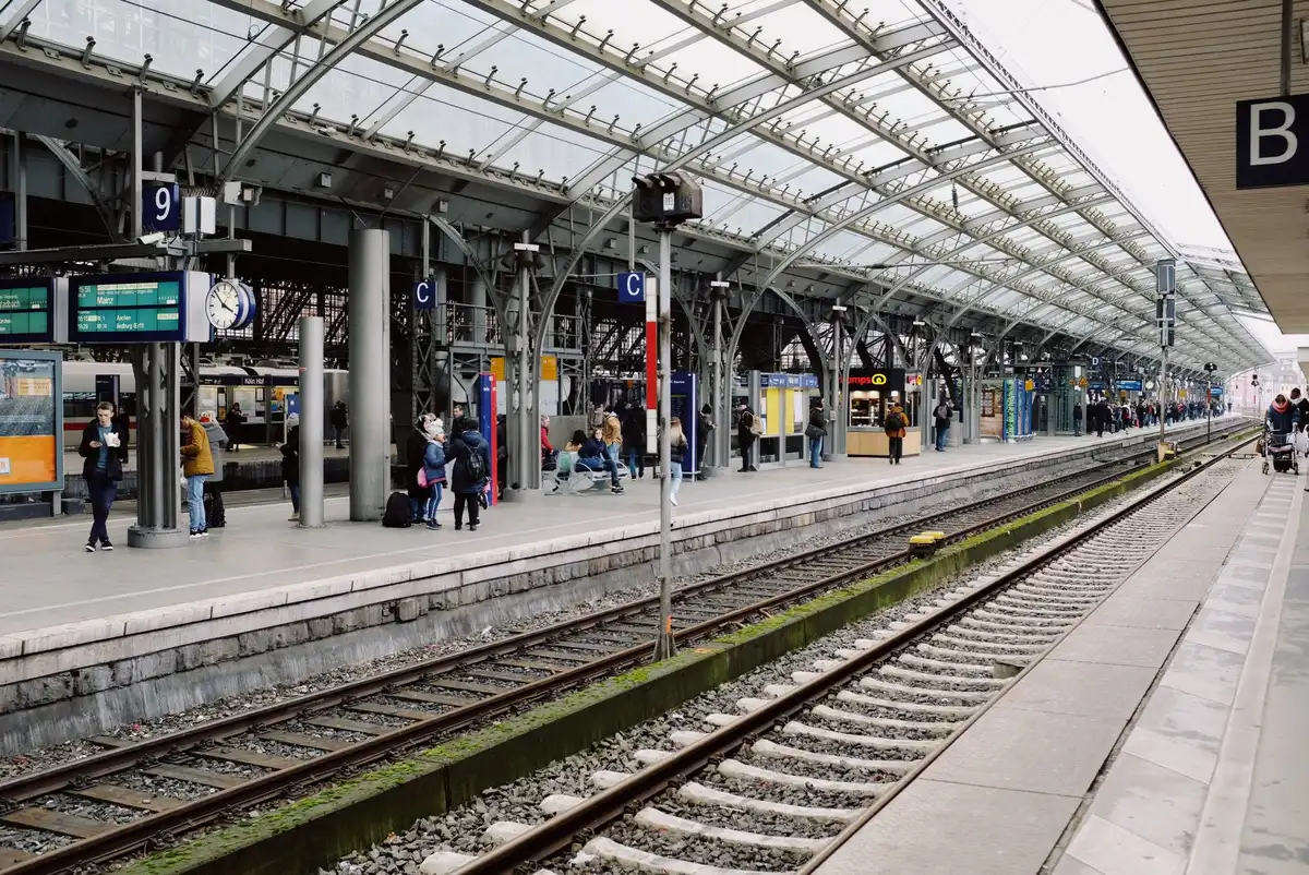 Fahrgäste steigen in einen Regionalzug ein