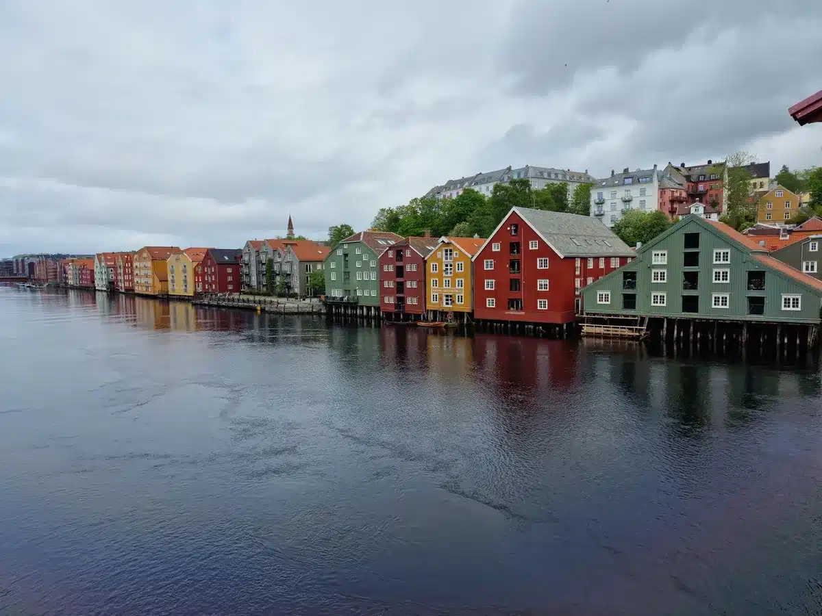 Bunte Hausfassaden und historische Gebäude am Nyhavn Hafenviertel in Kopenhagen