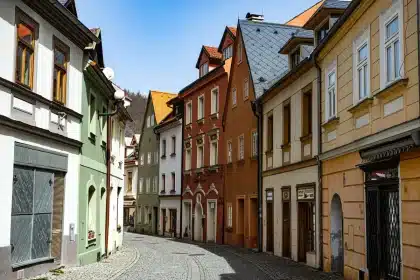 Traditionelle europäische Altstadt mit Kopfsteinpflaster und farbenfrohen Fassaden