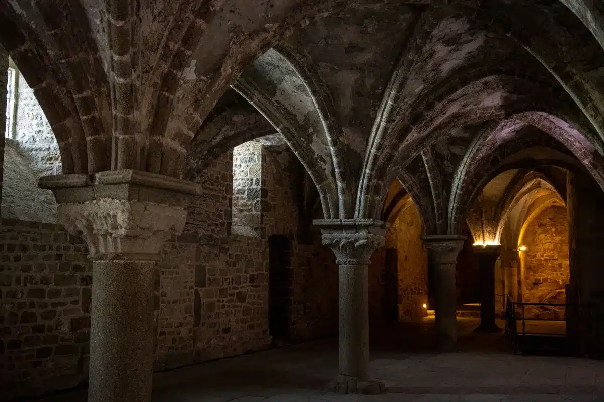Innenraum einer historischen Kathedrale mit gotischen B&ouml;gen und gedimmtem Licht