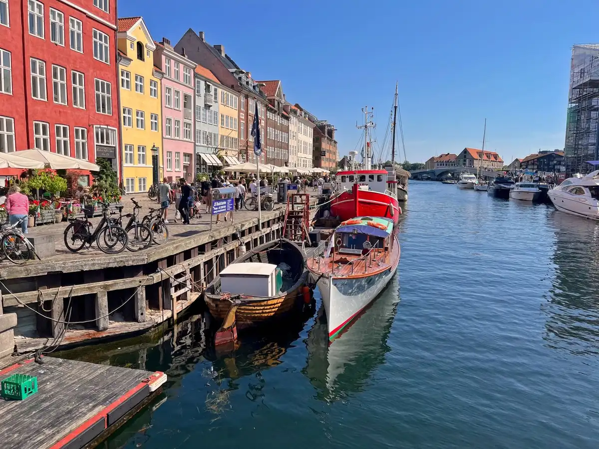 Bunte H&auml;user am Nyhavn-Kanal mit Restaurants und Booten