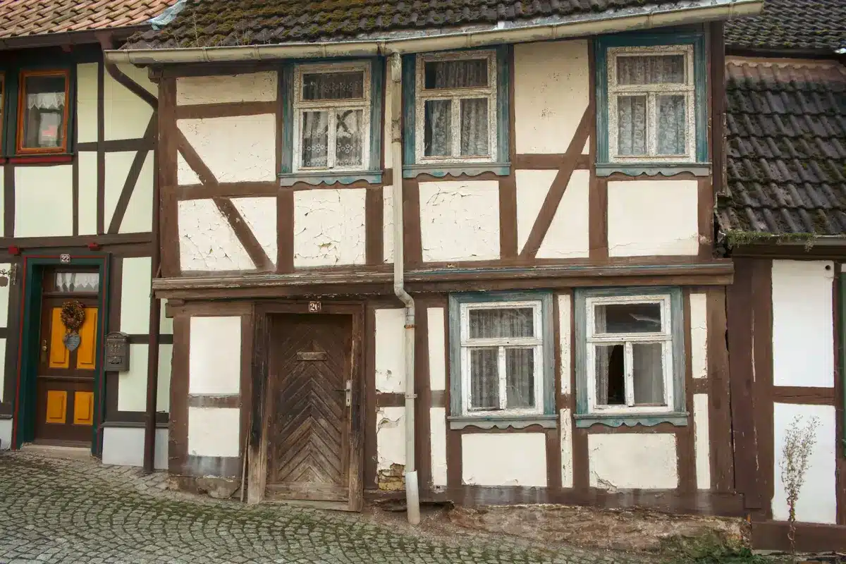 Nachgebaute historische Fachwerkhäuser und Straßen im Freilichtmuseum Den Gamle By