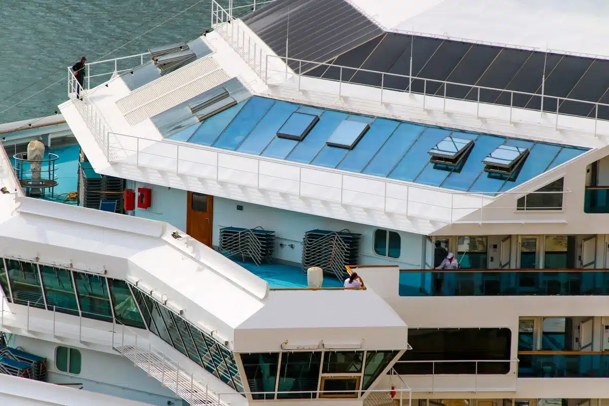Moderne Kabine an Bord eines Kreuzfahrtschiffs mit Bett und Fenster