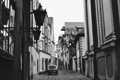 Enge Gasse in einer historischen Altstadt mit Kopfsteinpflaster und alten Steinhäusern
