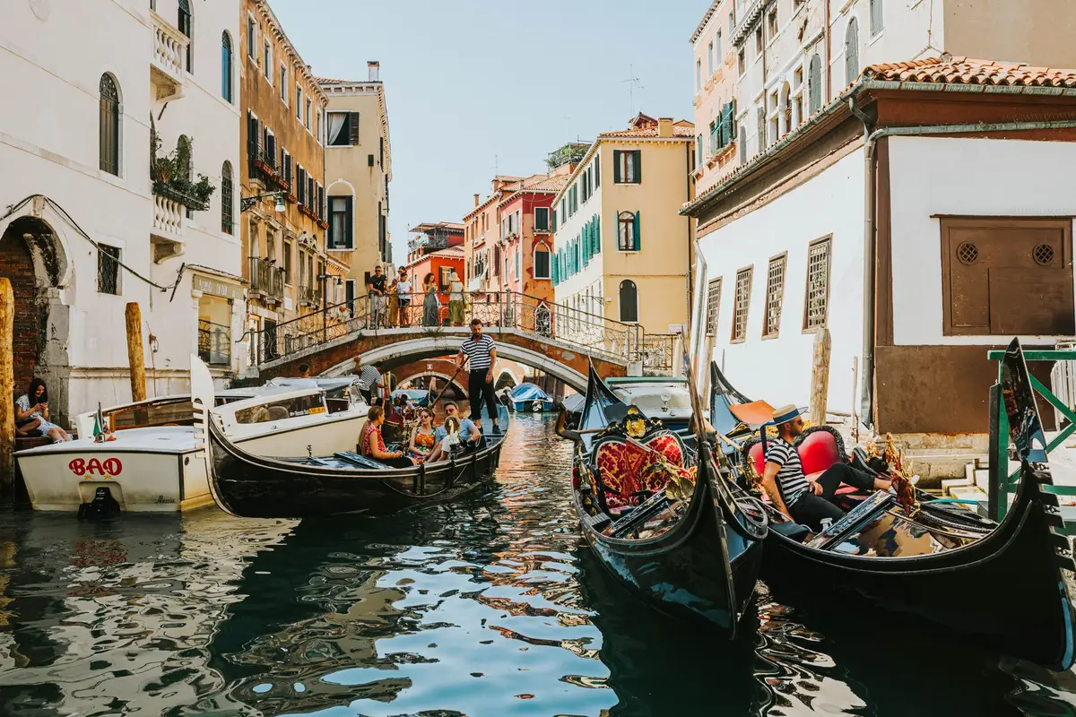 Überfüllte Kanäle und Touristenströme in Venedig