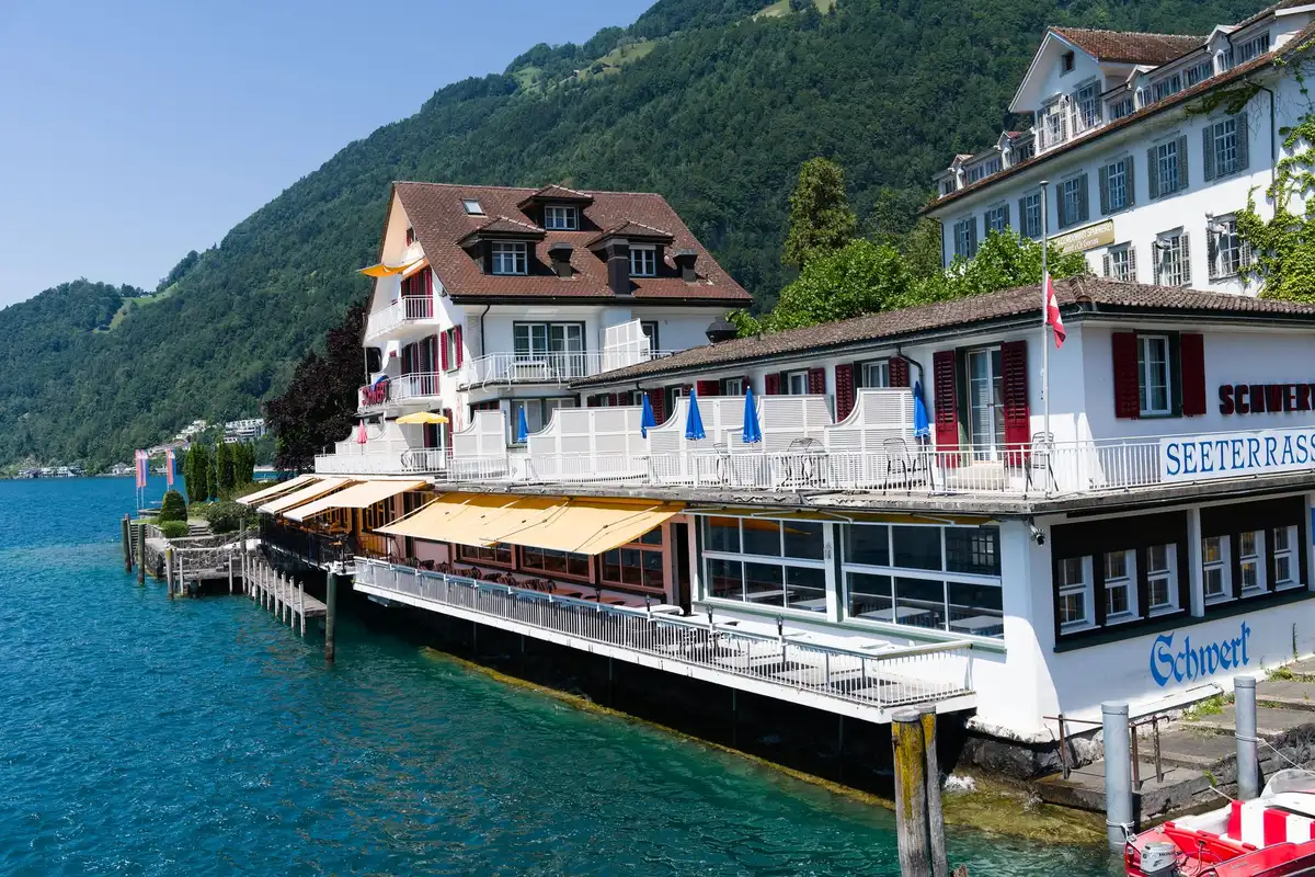 Gemütliche Café-Terrasse an einem Bergsee mit Alpenpanorama