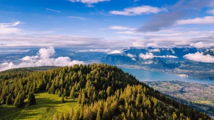 Malerische Kanäle in Annecy mit farbenfrohen Häuserfassaden und Bergpanorama