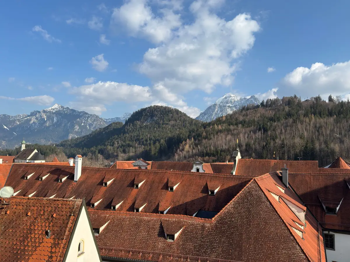 Alpenstil-Architektur mit Balkonen und Geranien in einem Bergdorf