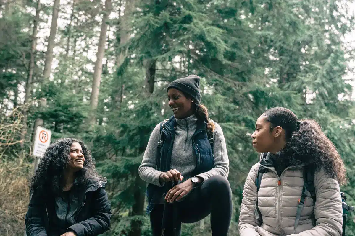 Frauen wandern zusammen durch einen gr&uuml;nen Wald und genie&szlig;en die Natur.