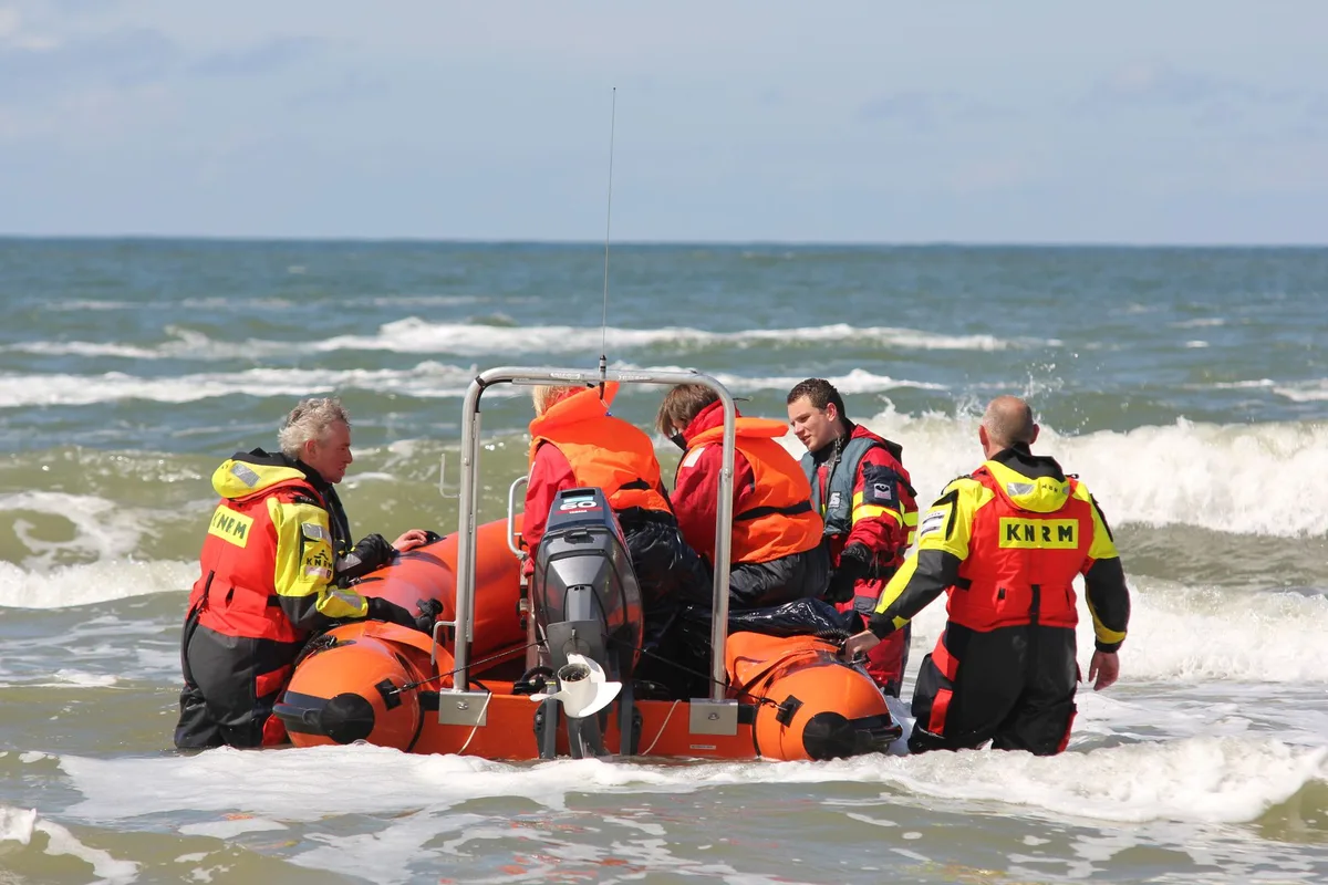 K&uuml;stenwache und Rettungsboote bei der Evakuierung von Passagieren auf dem Meer