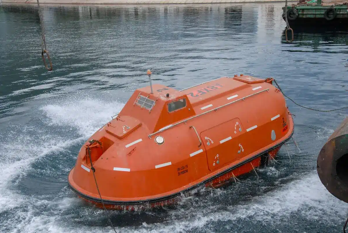 Rettungseinsatz auf dem Meer mit Passagieren in Rettungswesten und Rettungsbooten