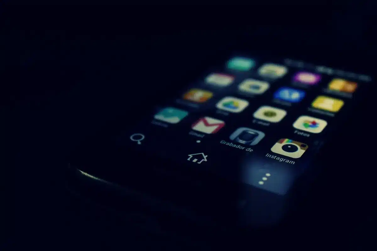 Smartphone-Display mit personalisierten Leseempfehlungen und Magazin-Vorschlägen