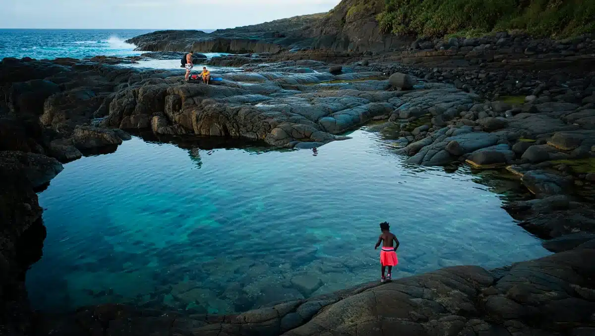 São Jorge, Graciosa, Santa Maria — São Jorge bietet Steilküsten, natürliche Pools und eine Käsetradition. Graciosa heißt wegen ihrer hellen Felsen „die weiße Insel“ und gehört zu einer UNESCO-Biosphärenregion. Santa Maria ist die älteste und südlichste Insel, mit sandigen Stränden und