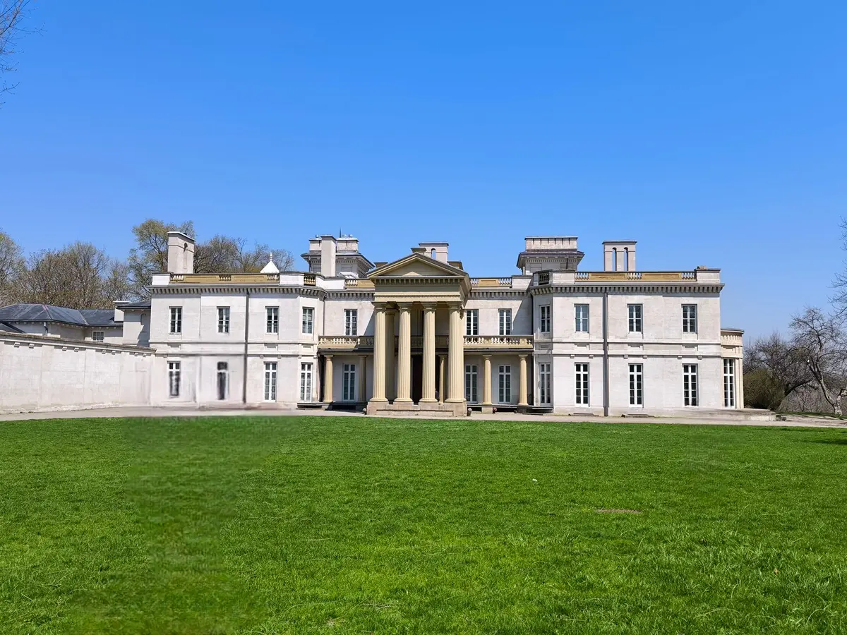 Graceland Mansion in Memphis mit charakteristischer Architektur
