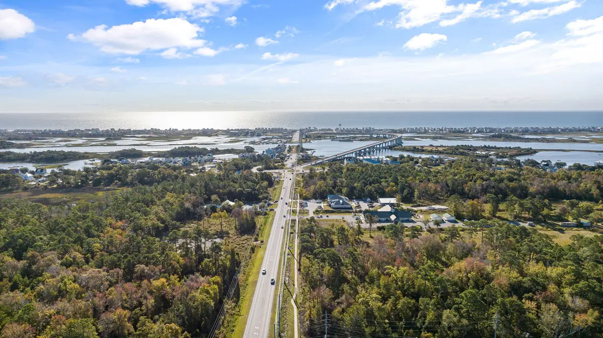 Eine lange Stra&szlig;enbr&uuml;cke &uuml;ber das Meer, die zwei Inseln miteinander verbindet