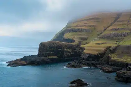 Dramatische Meeresklippen und Felsformationen an der Küste der Färöer mit Atlantikblick
