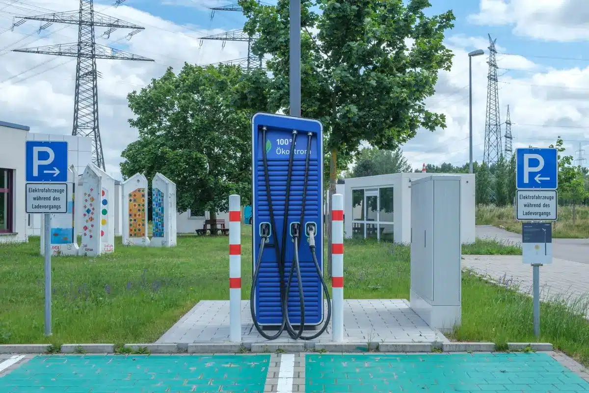 Ladekabel an einer Lades&auml;ule f&uuml;r Elektrofahrzeuge