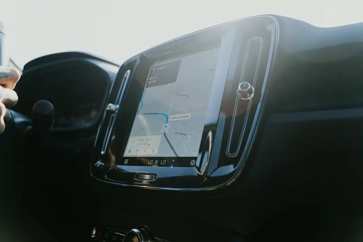 Modernes Fahrzeug-Dashboard mit digitalen Funktionen und Touchscreen