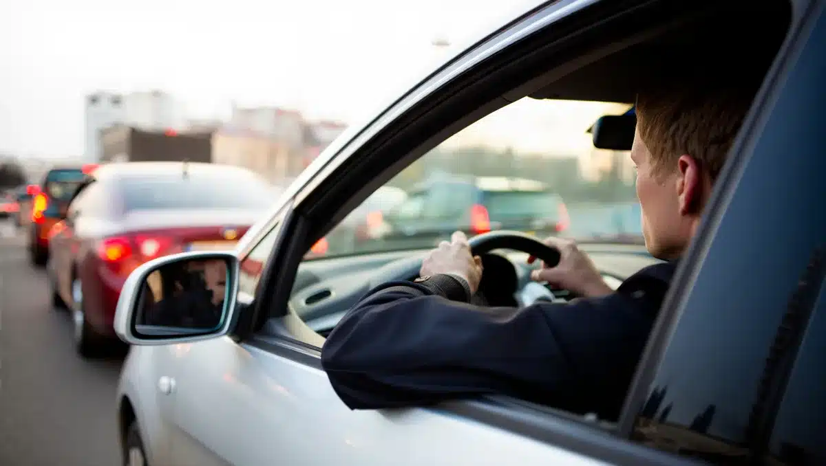 Autonomes Fahren: Chancen und Grenzen — Die Entwicklung autonomer Assistenzsysteme hält an, doch vollautonomes Fahren bleibt technisch und regulativ herausfordernd. Aktuelle Systeme entlasten Fahrer bei bestimmten Aufgaben, ersetzen sie aber nicht vollständig. Rechtliche Vorgaben, Sicherheitsprüfungen und die Komplexität realer Verkehrssituationen bestimmen