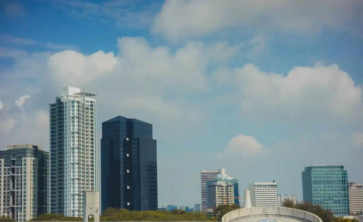 Moderne Hochh&auml;user pr&auml;gen die Silhouette einer Innenstadt
