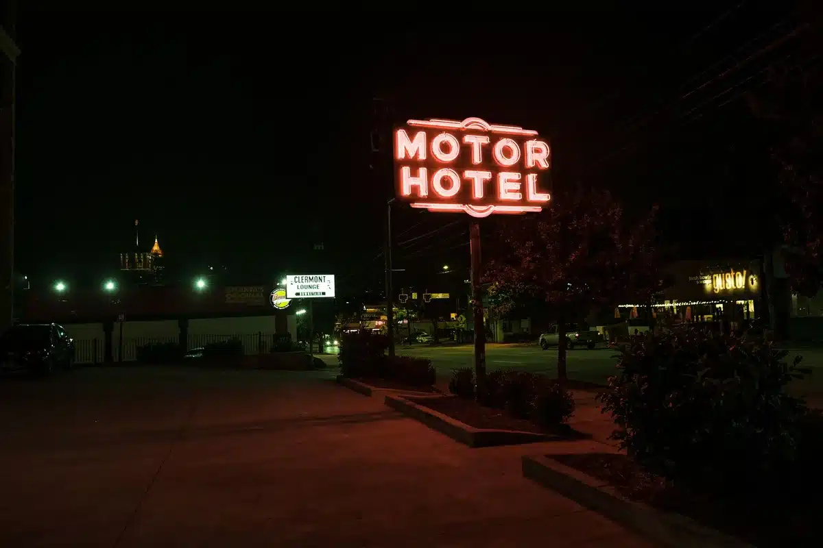 Außenansicht eines klassischen amerikanischen Motels mit Vintage-Neonschrift