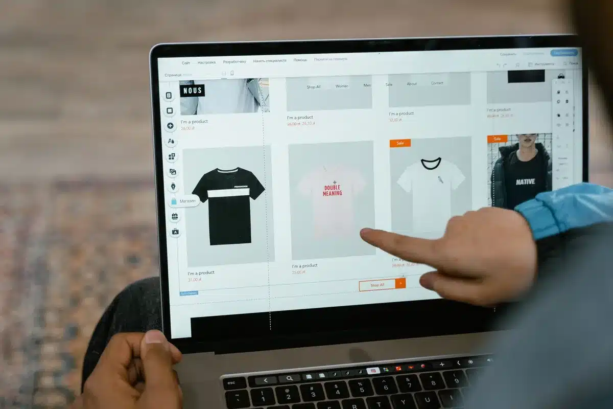Person w&auml;hlt Produkte auf einer E-Commerce-Website aus