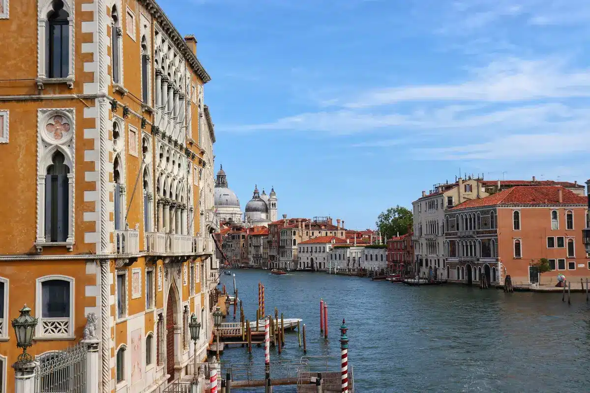 Enge Wasserstraße in Venedig mit historischen Renaissancepalästen und Gondeln