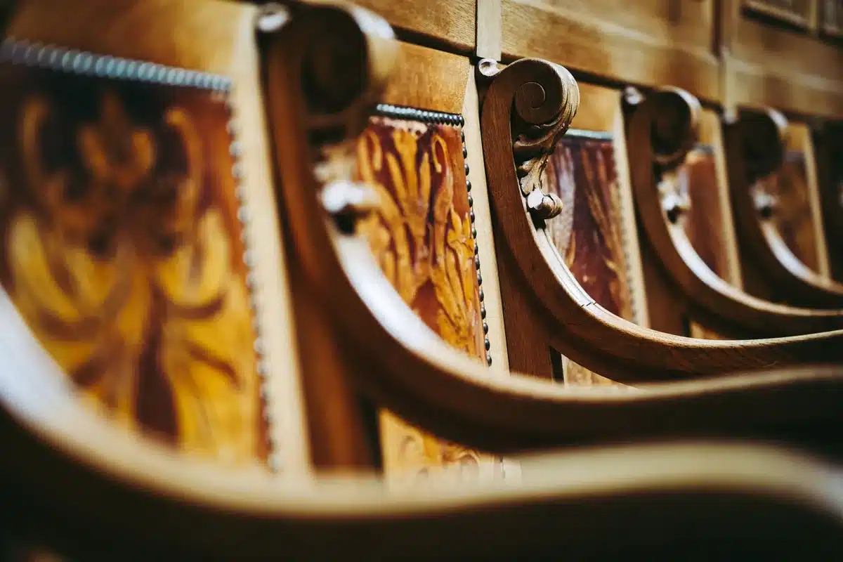 Mittelalterliche Kirchenversammlung mit Geistlichen und W&uuml;rdentr&auml;gern