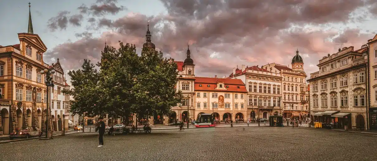 Historischer Marktplatz einer mittelalterlichen Stadt mit Bürgern