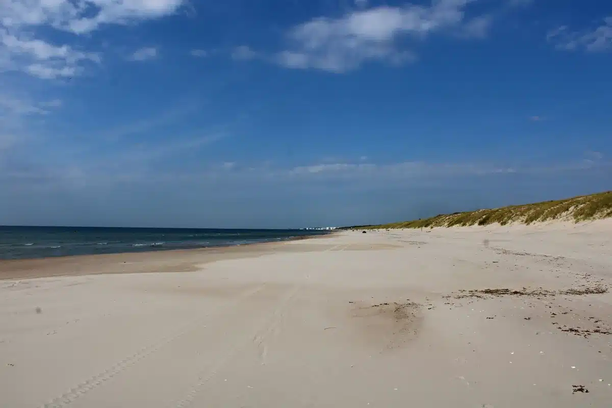 Breiter Sandstrand mit Dünen an der Nordsee