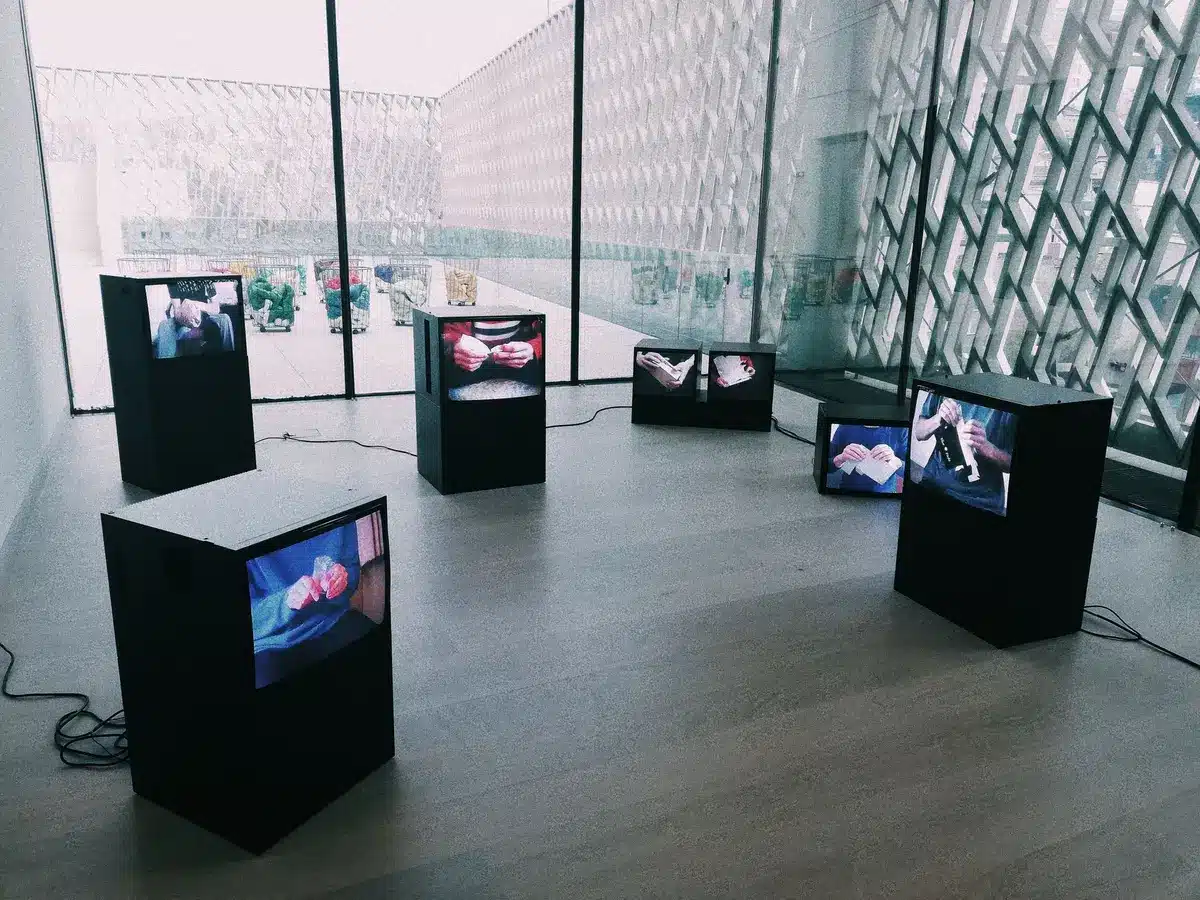 Besucher in einem dunklen Ausstellungsraum vor einer gro&szlig;en Videoprojektionen zur B&uuml;rgerrechtsgeschichte