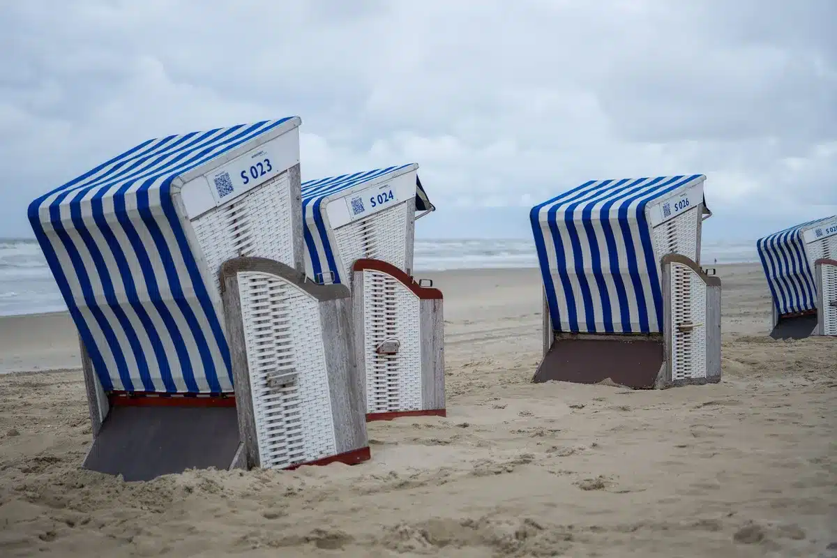 Breiter Sandstrand an der deutschen Nordseeküste mit Dünen und Wellen