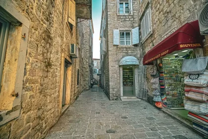 Enge Kopfsteinpflastergasse mit barocken Fassaden und historischen Kirchtürmen