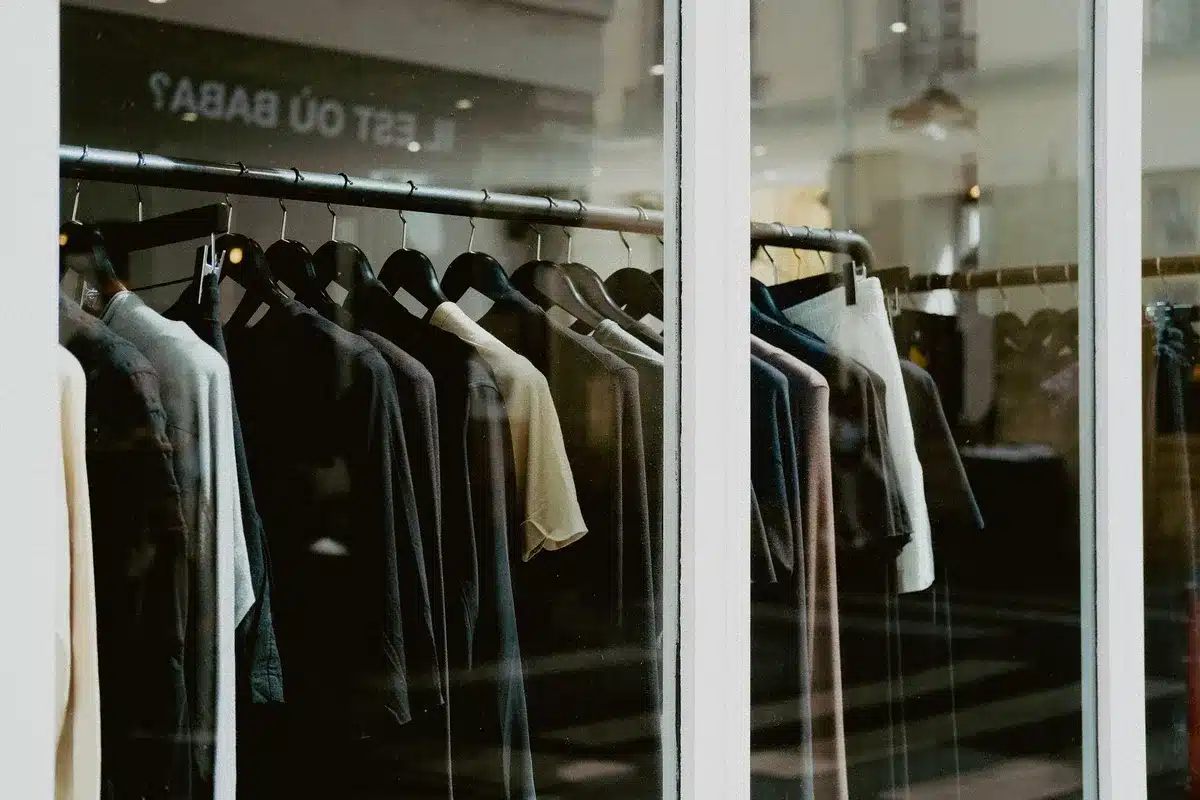 Moderne Boutique mit Modekollektion und aktuellen Releases auf Displays