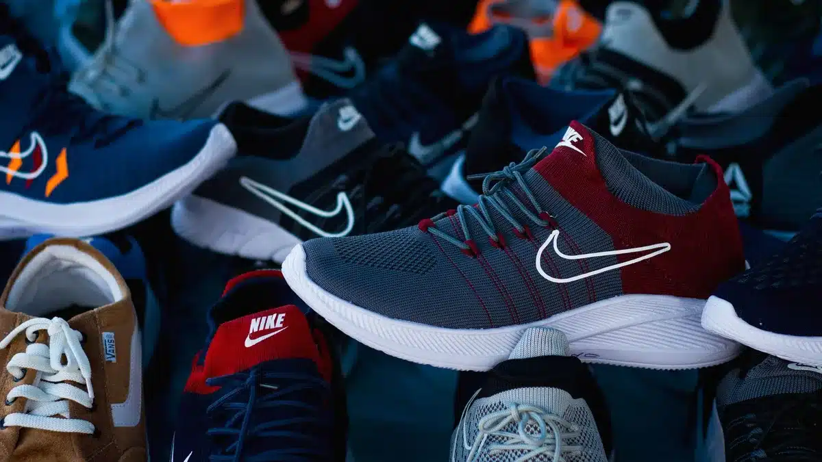 Trendige Sneaker in verschiedenen Farben und Silhouetten auf einem Display