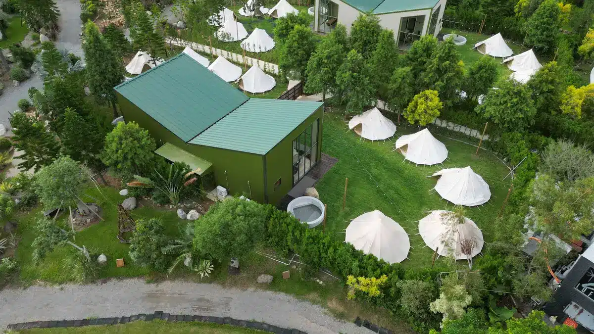 Luxus-Campingplatz mit Infinity-Pool und gehobener Ausstattung