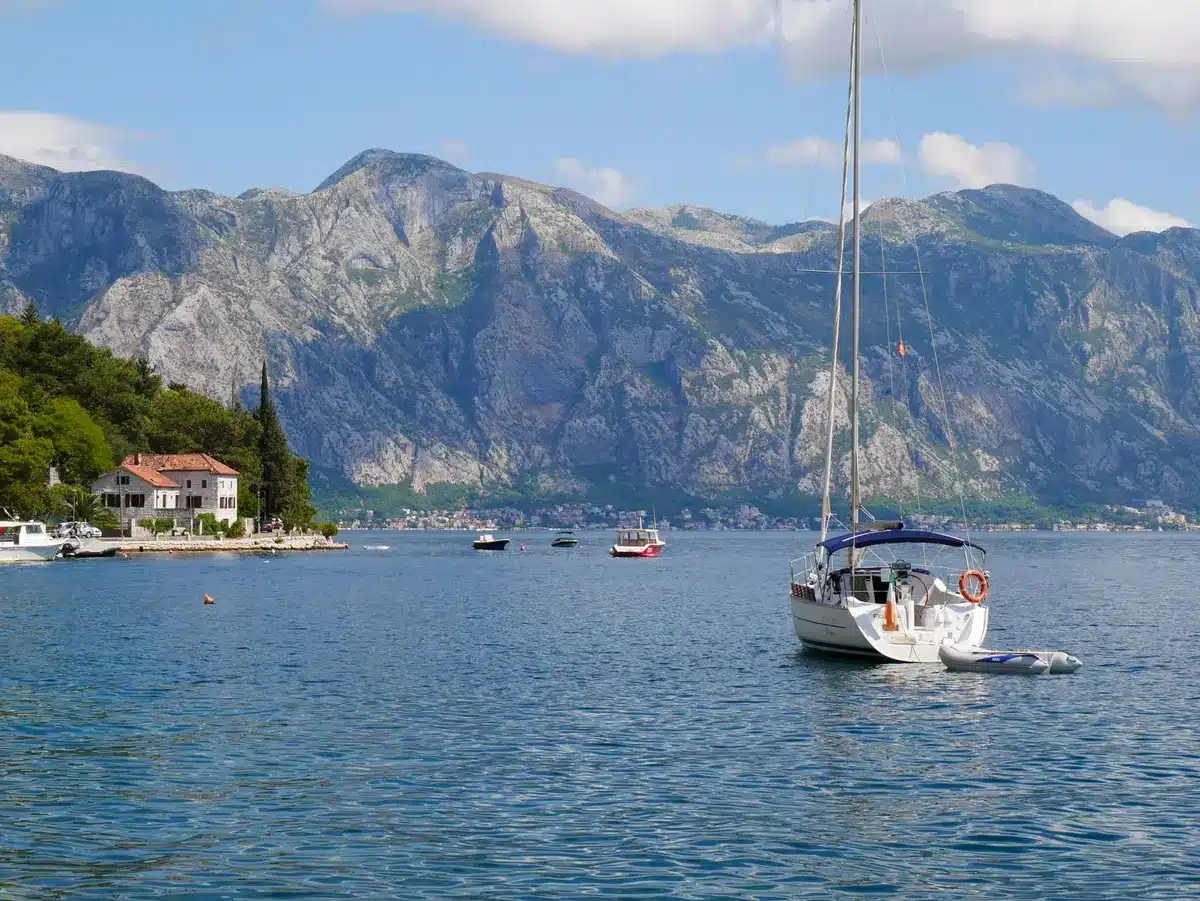 Enge Wasserarme und mittelalterliche D&ouml;rfer in der Bucht von Kotor