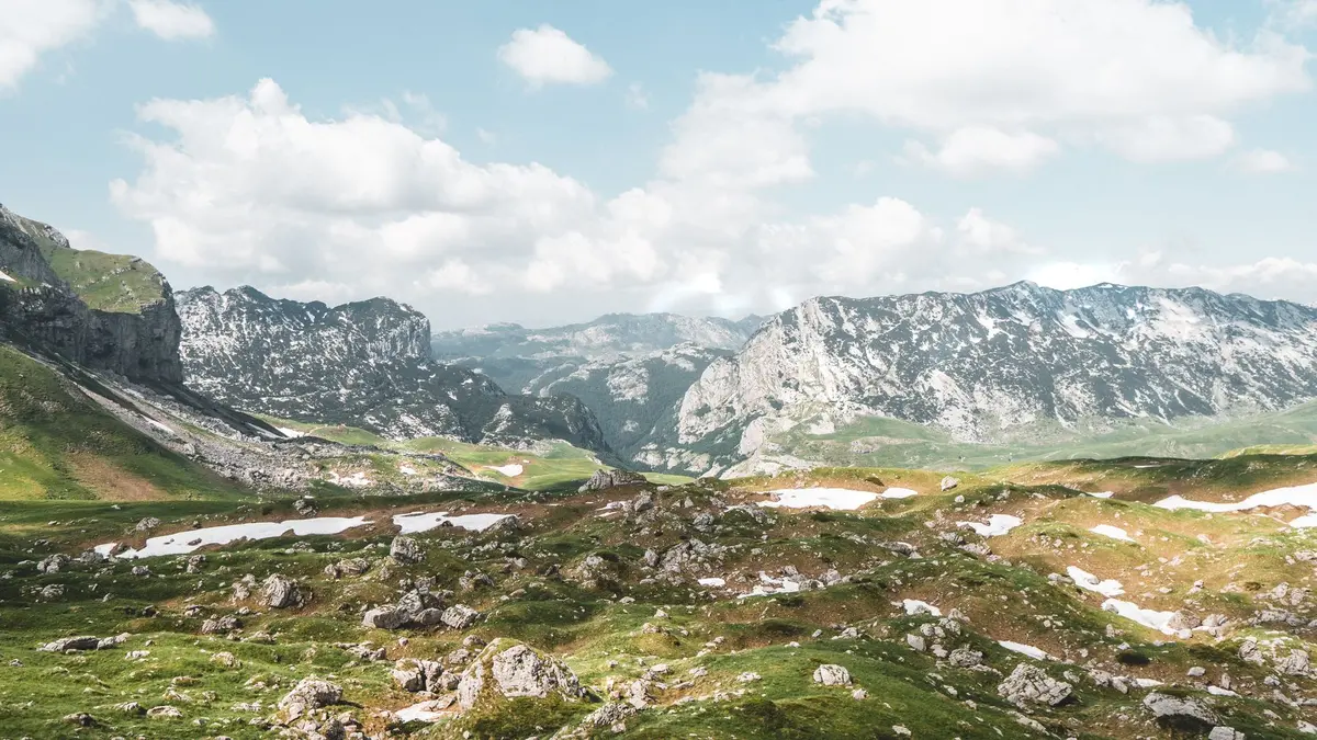 Schroffe Berggipfel und tiefe Schluchten im Durmitor-Nationalpark
