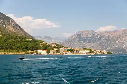 Bucht von Kotor mit steilen Felswänden und mediterranem Fjord