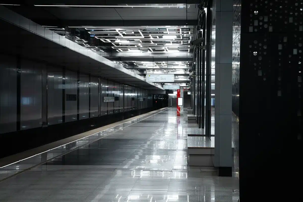 Leere Bahnsteige und stillstehende Busse während eines Streiks im öffentlichen Nahverkehr