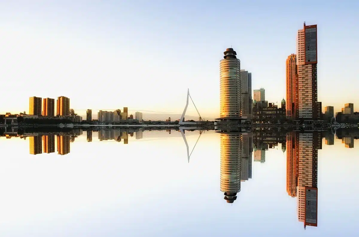 Moderne Architektur Rotterdams mit innovativen Geb&auml;uden und urbaner Skyline