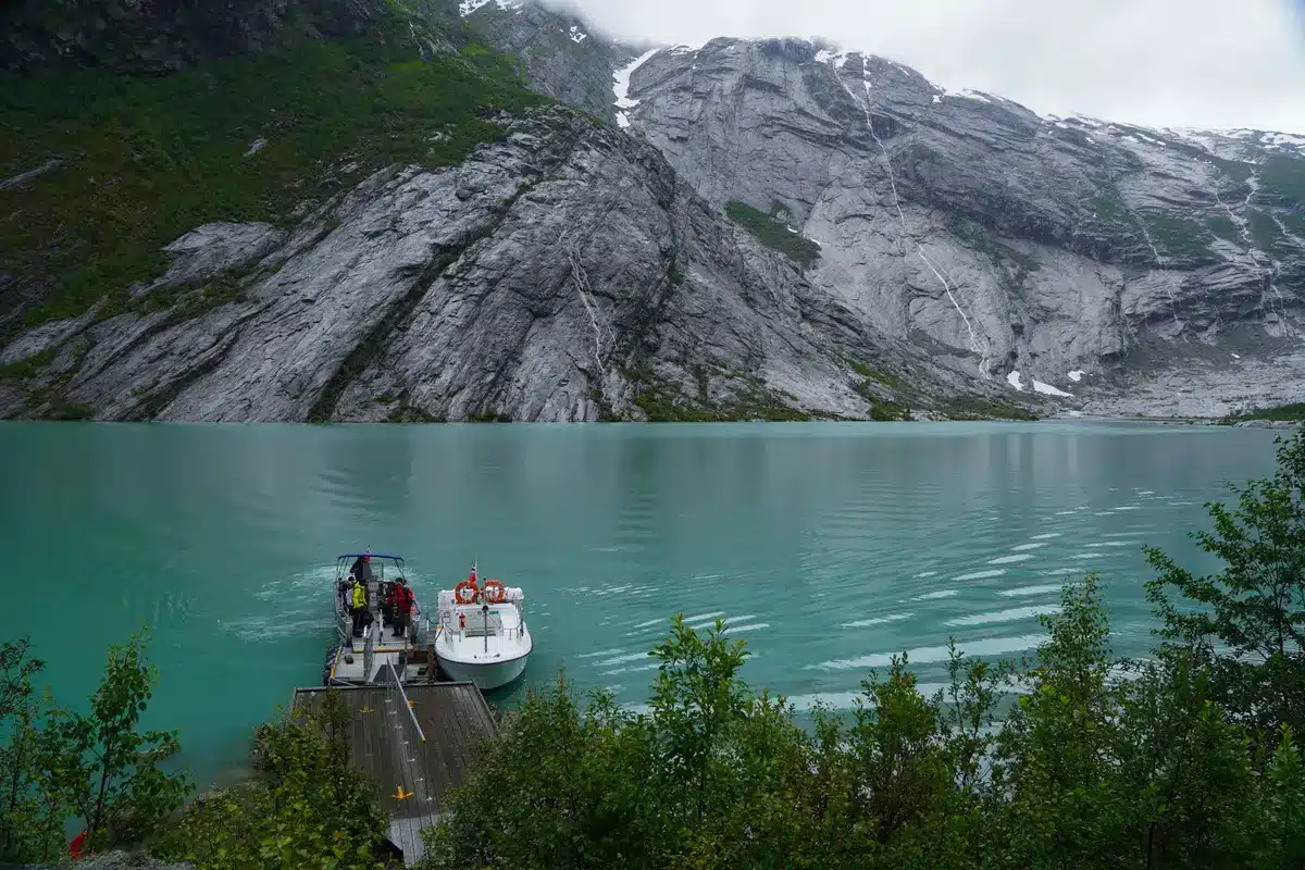 Bootsfahrt durch einen norwegischen Fjord mit steilen Felswänden