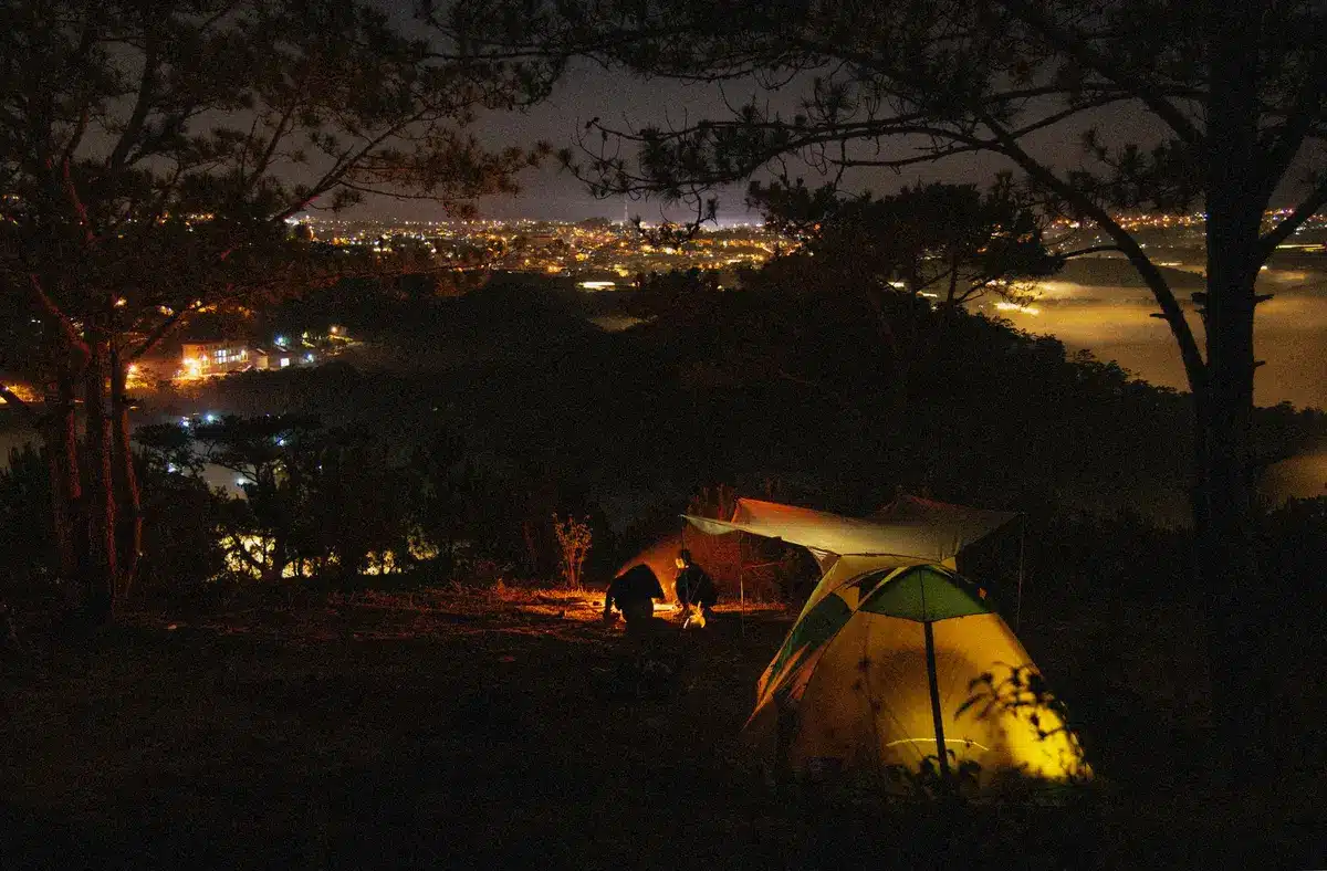 Zelte auf einem innerst&auml;dtischen Campingplatz in M&uuml;nchen