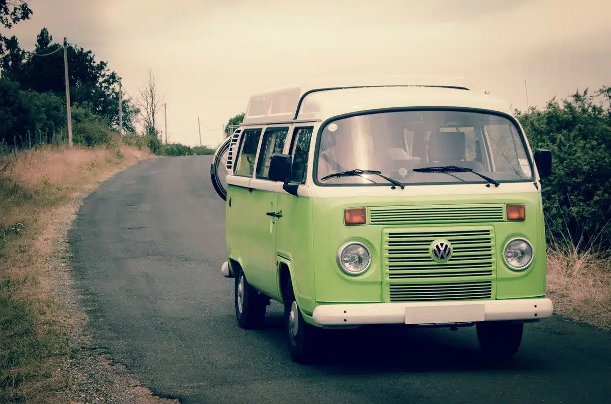 Wohnwagen auf ruhigem Campingplatz im Grünen