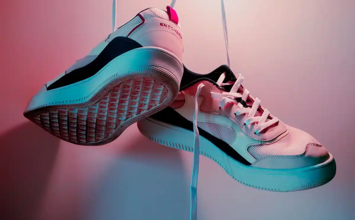 Verschiedenfarbige Sneaker in Pastellt&ouml;nen und lebendigen Farben