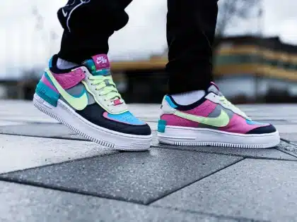 Bunte Sneaker in verschiedenen Farben und Designs nebeneinander angeordnet