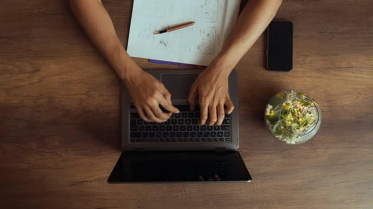 Ein Schreibtisch mit Notizbuch, Stift und Papieren im Licht