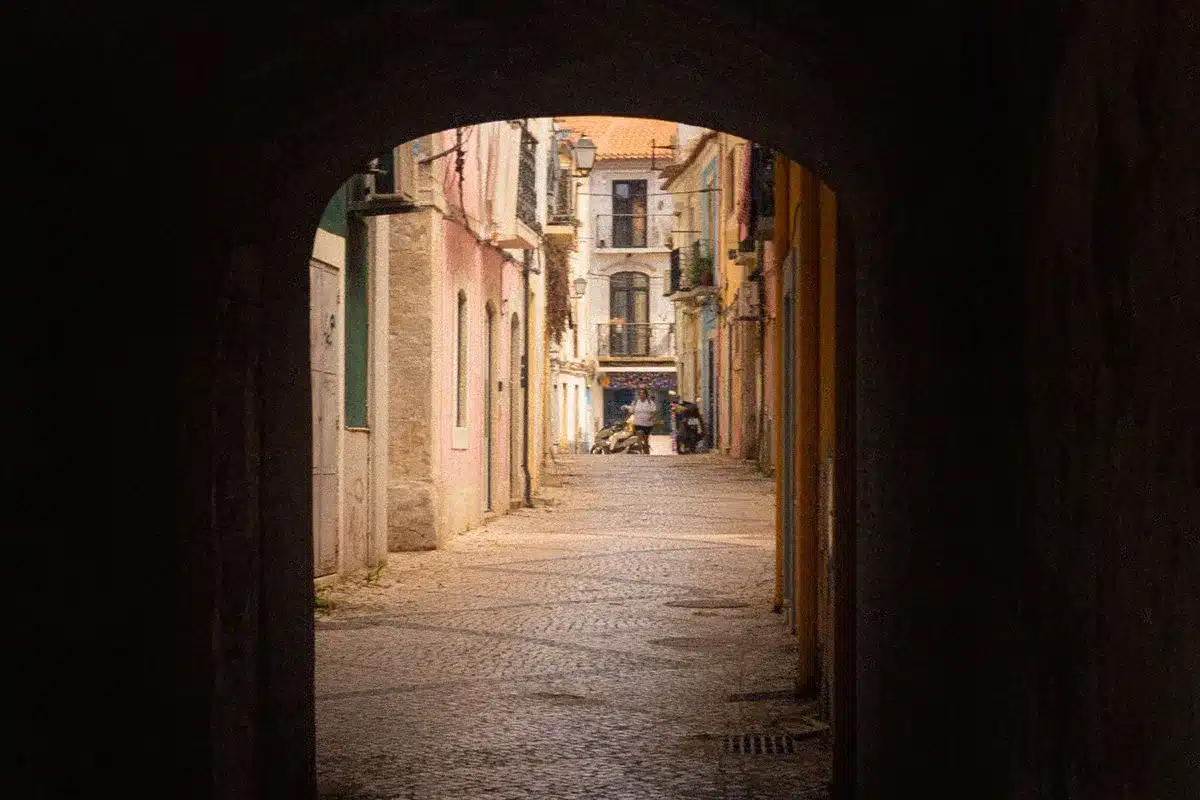 Enge Gasse in einer portugiesischen Küstenstadt mit historischen Häusern und Kopfsteinpflaster
